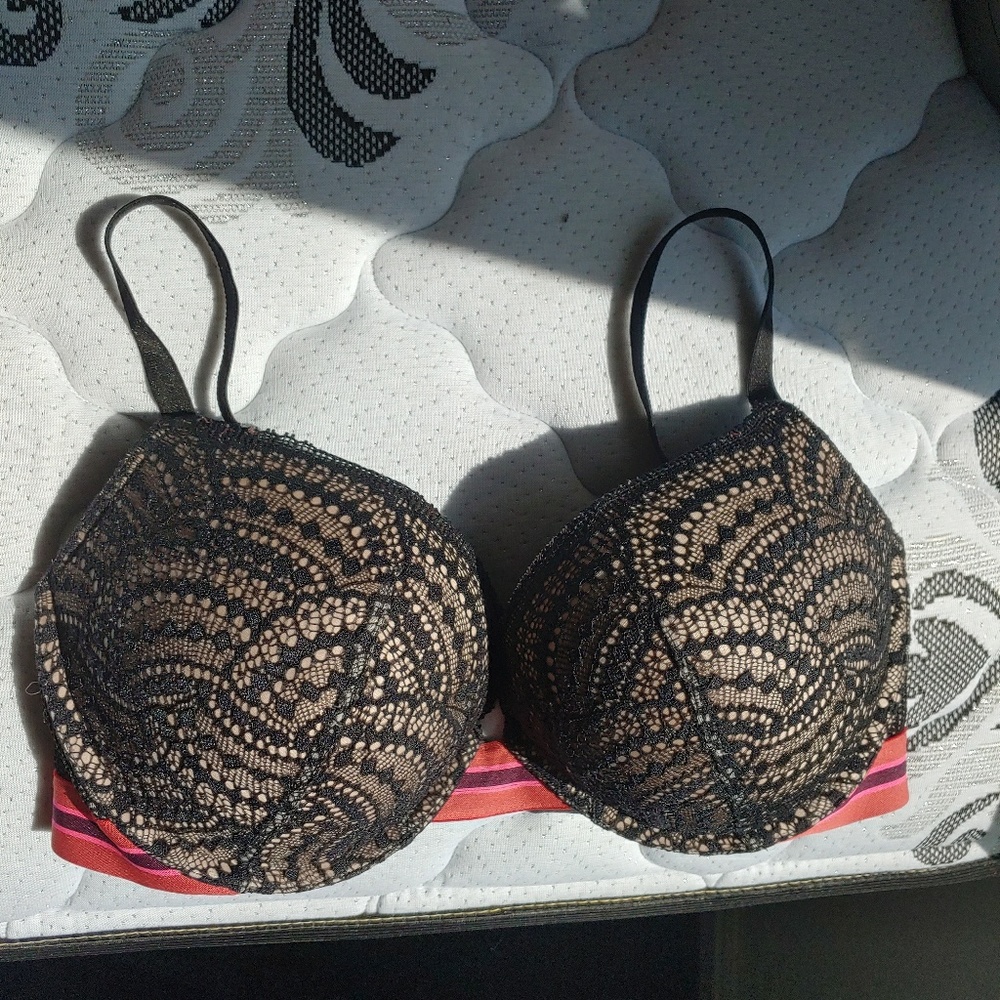 Victoria's Secret Push up bra/32DDD